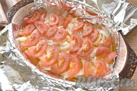 По вкусу солим и перчим помидоры.