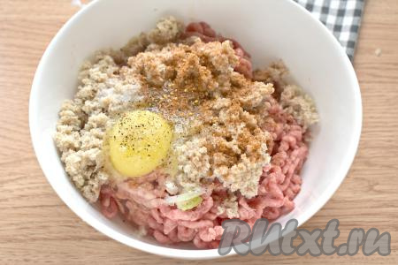 Фарш по вкусу солим и перчим, я ещё добавила приправу для фарша.