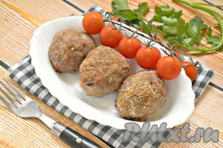 Вкусные, сочные котлеты, запечённые в панировочных сухарях в духовке, к столу подаём горячими со своим любимым гарниром (например, картошкой, гречкой, рисом или макаронами).