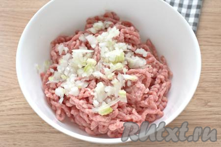 Лук очищаем, нарезаем мелко и выкладываем к получившемуся фаршу.