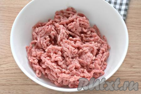 Мясо (у меня - говядина) моем, обсушиваем, нарезаем на кусочки, а затем прокручиваем через мясорубку и перекладываем фарш в объёмную миску.