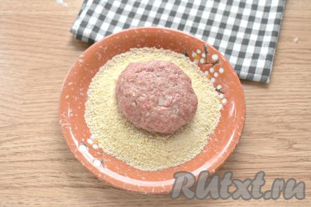 Из фарша формируем круглые котлеты и обваливаем их в панировочных сухарях со всех сторон.