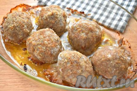 Отправляем котлеты в панировочных сухарях в духовку, прогретую до 180 градусов, минут на 35-40.