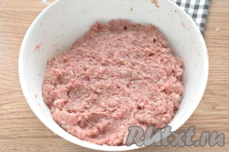 Тщательно перемешиваем ингредиенты в миске между собой. Если фарш получится слишком плотным, тогда вливаем в него немного молока, в котором замачивался хлеб.