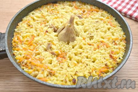 После закипания убавляем огонь до минимума, а сковороду накрываем крышкой. Варим плов с тушёнкой 25 минут. Затем убираем с огня и перемешиваем.