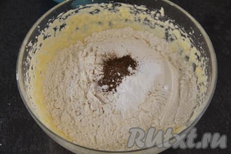 Всыпать разрыхлитель, соль, корицу, половину просеянной муки, перемешать лопаткой (или на низкой скорости миксером).