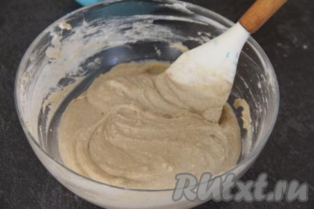 Частями добавляя оставшуюся просеянную муку и полностью вмешивая её в тесто лопаткой (или миксером), замесить вязкое, в меру густое тесто, как на фото. Как только добьётесь нужной густоты теста, значит больше муку не добавляйте.