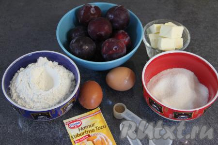 Подготовить продукты для приготовления заливного пирога со сливами на кефире в духовке. Кефир можно взять любой жирности. Сливы хорошо вымыть. Достать заранее сливочное масло из холодильника, чтобы оно согрелось и стало достаточно мягким.