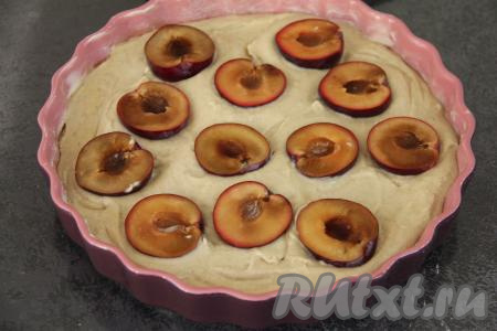 Каждую сливу разрезать на две части, удалить косточки. Выложить половинки слив на тесто срезом вверх.&nbsp;Выпекать заливной пирог с половинками слив в разогретой до 180 градусов духовке минут 40. Готовность можно проверить, проколов тесто сухой зубочисткой (если зубочистка останется после прокола полностью чистой и сухой, значит можно вынимать пирог из духовки).
