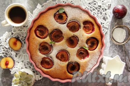 Достать готовую выпечку из духовки, слегка остудить сливовый пирог, а затем, по желанию, присыпать его сахарной пудрой. Нарезать выпечку на кусочки и подать к столу.&nbsp;Заливной пирог, приготовленный с половинками слив из теста, замешанного на кефире, получается мягким, аппетитным и очень вкусным, от станет отличным дополнением к любому чаепитию!