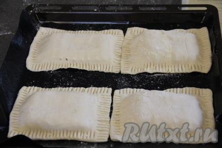 Вот такие 4 заготовки слоек-перевёртышей с яблоками у меня получились.