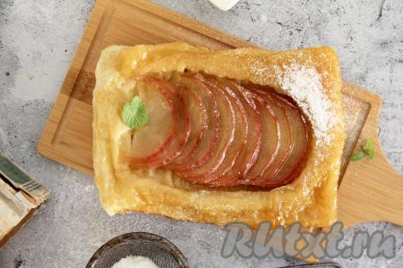 Переложить слойки с яблоками на тарелку, дать немного остыть, присыпать сахарной пудрой и подать к столу.