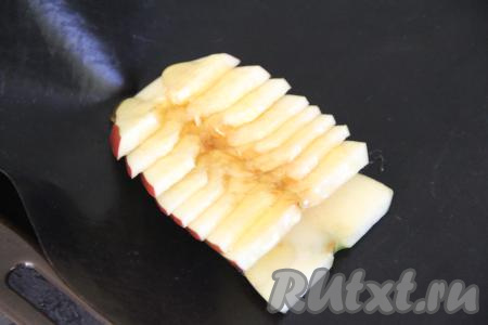 Поверх мёда выложить внахлёст "веер" из яблочных ломтиков. 