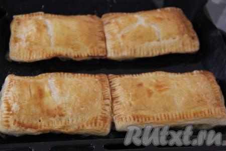 Выпекать слойки-перевёртыши с яблоками в разогретой духовке минут 25-30 (до золотистого цвета) при температуре 200 градусов.