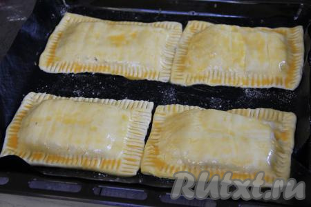 Яичный желток слегка взбить вилкой. Смазать тесто желтком.