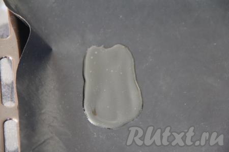 Противень застелить пергаментом или тефлоновым ковриком. На место, где будет лежать слойка, влить 1 чайную ложку мёда и немного размазать по коврику (или пергаменту).