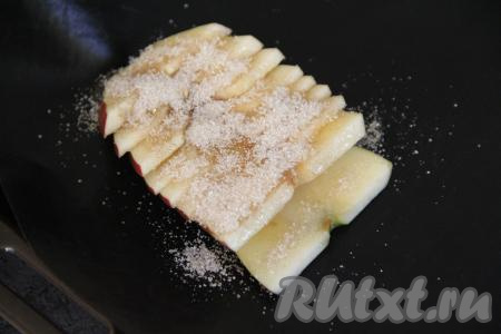 Присыпать яблочный "веер" примерно половиной чайной ложки смеси сахара и корицы. Выложить таким образом на расстоянии друг от друга поверх мёда все 4 яблочных веера и присыпать их сахаром с корицей.