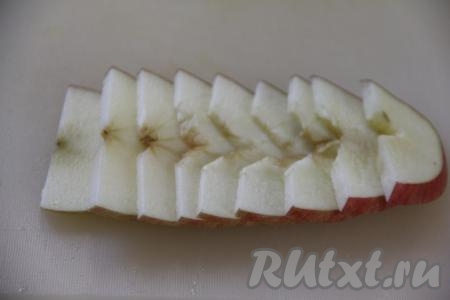 Вот такие ломтики яблок получаются из одной половинки.