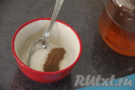 В отдельной посуде соединить сахар и корицу, перемешать.