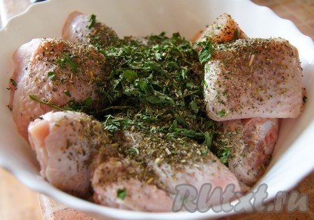 Добавить к кусочкам курицы смесь прованских трав, сушёную петрушку, чёрный молотый перец.