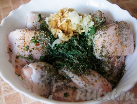 Затем добавить натёртые на тёрке очищенные лук и чеснок, влить соевый соус, посолить по вкусу (не пересолите, ведь соевый соус солёный), тщательно перемешать и оставить мариноваться в прохладном месте на пару часов.