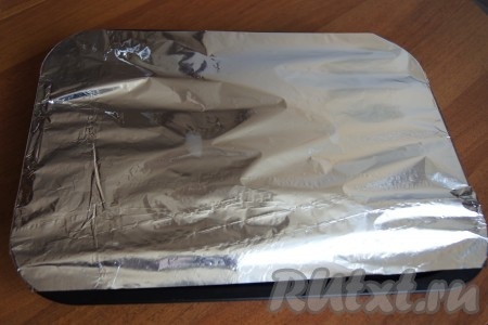 Накрыть форму с кусочками курицы фольгой и отправить запекаться в разогретую духовку на 1 час при температуре 180-200 градусов. За 10 минут до готовности снять фольгу и подрумянить.