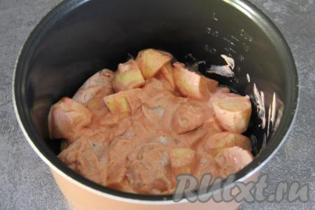 Тщательно перемешать картошку и крылья, покрывая их томатно-сметанным соусом со всех сторон, и оставить при комнатной температуре минут на 30. Затем куриные крылышки и картошку вместе с томатно-сметанным соусом выложить в чашу мультиварки.