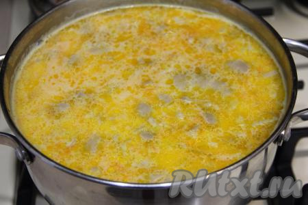 Томить суп на небольшом огне, помешивая, до полного растворения сыра, убрать с огня. 