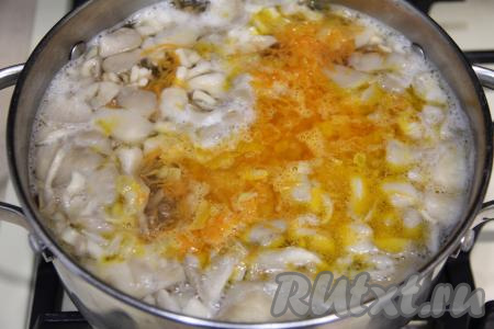 После того как суп с вешенками проварится 10 минут, добавить в него обжаренные овощи и специи, варить 5 минут. 