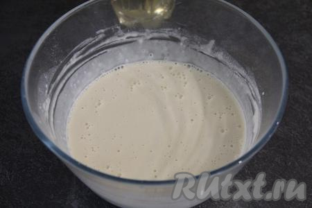 Миску с тестом накрыть пищевой плёнкой и поставить в тёплое место на 1 час.