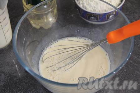 Всыпать соль и влить 200 миллилитров молока комнатной температуры (для того чтобы молоко стало комнатной температуры, его можно подогреть в течение 30 секунд в микроволновке на максимальной мощности), перемешать венчиком.