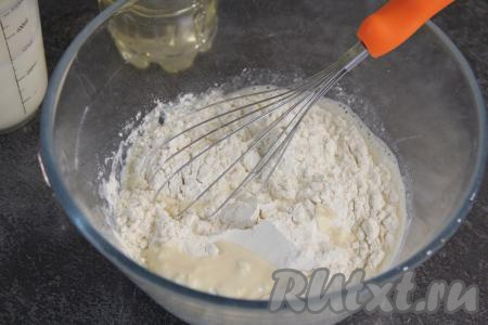 Всыпать муку и перемешать тесто венчиком. Оно получится однородным и вязким.
