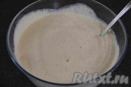 Аккуратно перемешать дрожжевое тесто.