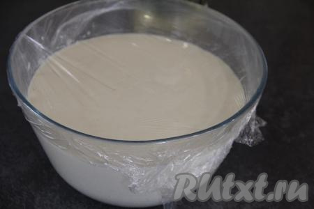 Тесто поднимется, станет очень воздушным, не жидким, с пузырьками.