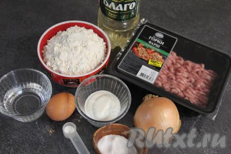 Подготовить продукты для приготовления галушек с фаршем. Лук очистить. Фарш для этого блюда можно взять любой (например, куриный или свиной). Для получения фарша нужно пропустить небольшие кусочки мяса через мясорубку. В этот раз я использовала покупной фарш.