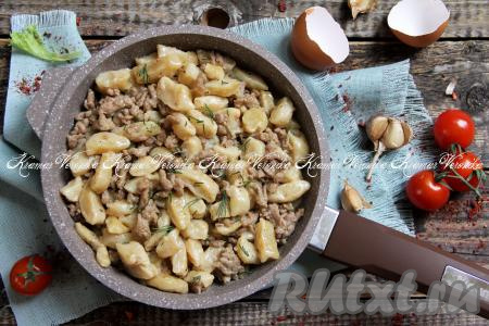 Разложить нежные галушки с фаршем со сковороды по тарелкам и подать вкусное, сытное блюдо горячим к столу. 