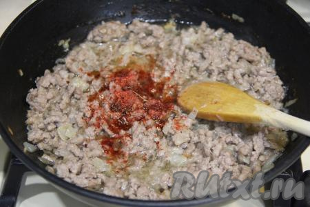 Фарш, обжарившийся в течение 15 минут, посолить по вкусу, добавить специи (я всыпала паприку), перемешать. 