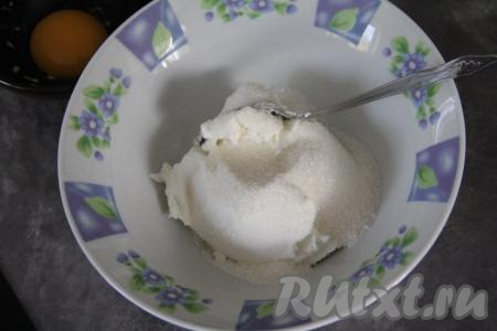 Для приготовления начинки соединить творожный сыр и сахар, перемешать до однородности.