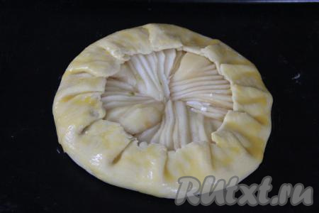 Завернуть бортик теста на начинку, сформировав галету. Смазать получившийся бортик из теста яичным желтком.