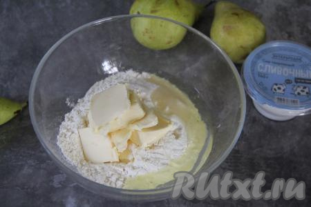 Сливочное масло должно быть из холодильника. Нарезать масло на кусочки. Отделить белок от желтка. В миске соединить муку, сахар, соль и яичный белок. Добавить кусочки холодного сливочного масла.