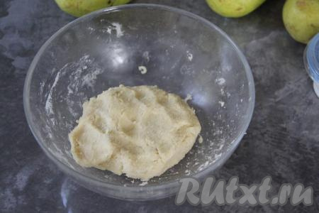 Руками замесить пластичное тесто, которое легко соберётся в ком и практически не будет липнуть к рукам. Убрать тесто в холодильник минут на 30.