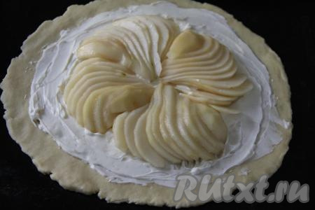 Выложить ломтики груши внахлёст на творожную начинку, как на фото.