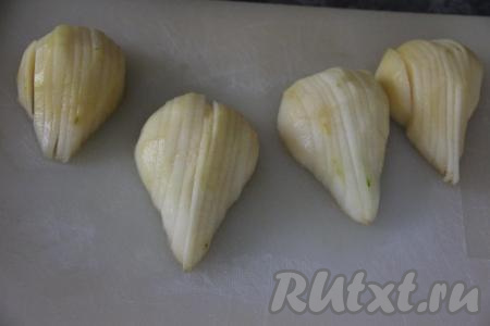 Груши вымыть, очистить от кожуры и семечек. Разрезать груши на две части и нарезать на тонкие ломтики.