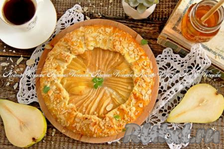 Готовую галету с начинкой из груш и творожного сыра переложить на тарелку, дать немного остыть и подать к чаю. Это нереальная вкуснятина!