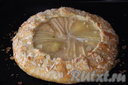 Выпекать галету с грушами и творожным сыром в разогретой духовке минут 30 (до золотистости теста) при температуре 200 градусов.