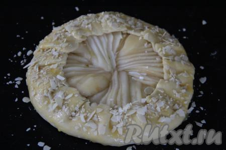 По желанию присыпать тесто лепестками миндаля или дроблёнными орехами.