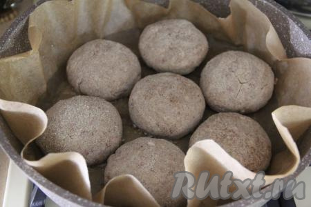 Я жарю котлеты в сковороде, застеленной пергаментом. Благодаря пергаменту, котлеты не будут пригорать, да и для жарки потребуется меньше масла. В сковороду выложить лист пергамента, влить немного растительного масла, разогреть, уменьшить огонь до среднего. Выложить в разогретую сковороду поверх пергамента котлеты. Можно жарить и, как обычно (без пергамента), на сковороде, разогретой с растительным маслом.