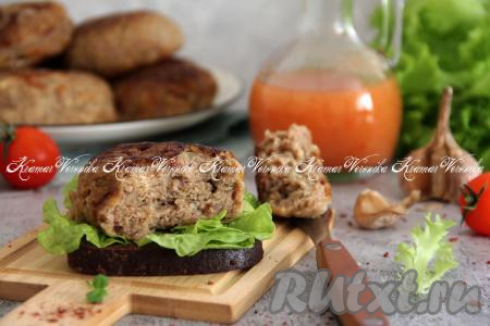 Переложить мягкие, нежные, воздушные котлеты на тарелку и подать с гарниром к столу. А вот как выглядит котлетка, приготовленная из мясного&nbsp; фарша с чёрным хлебом, в разломе. Угощайтесь!