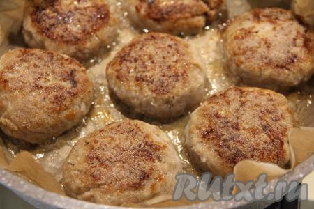 Жарить котлеты с двух сторон на среднем огне до золотистого цвета. А затем перевернуть котлетки, накрыть сковороду крышкой и протушить на медленном огне 7 минут.