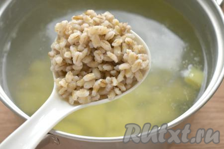 После того как картошка проварится 15 минут, добавляем в кастрюлю заранее сваренную перловку, перемешиваем.